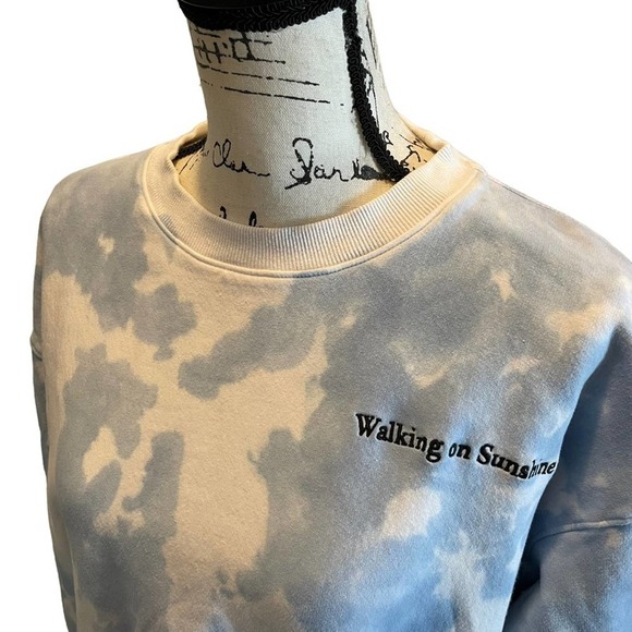 ELLANDEMM Cloud Sky Sweatshirt Blue Medium Walking on Sunshine Statement - Picture 3 of 10